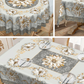 O față de masă elegantă, impermeabilă, cu un model floral în relief – rezistentă la ulei, care nu se șifonează și se poate spăla la mașina de spălat